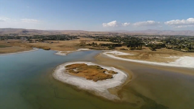 Van Gölü sularının çekilmesi adacığı ortaya çıkardı